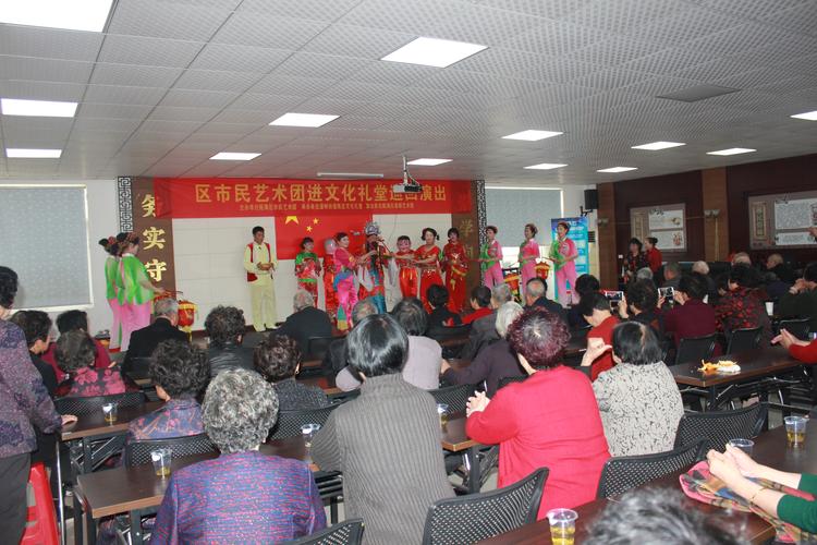 潘桥街道在陈庄文化礼堂举行文艺演出进社区活动,吸引了近百位居民前